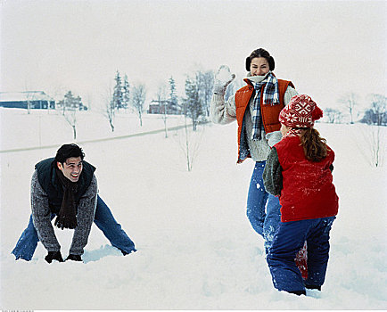 家庭,打雪仗