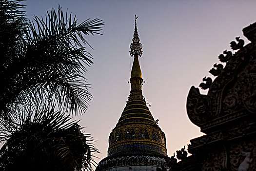 佛教寺庙,尖顶,黄昏,清迈,泰国