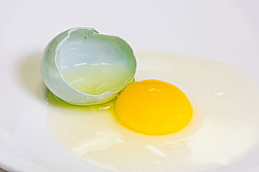 绿壳鸡蛋打开的鸡蛋