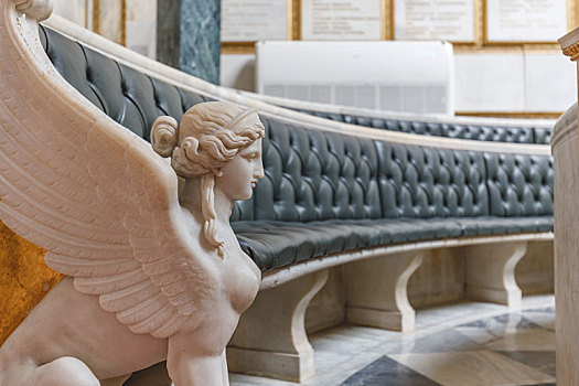 雅典希腊大理石女性雕像,希腊文化中的古老建筑和室内沙发座椅