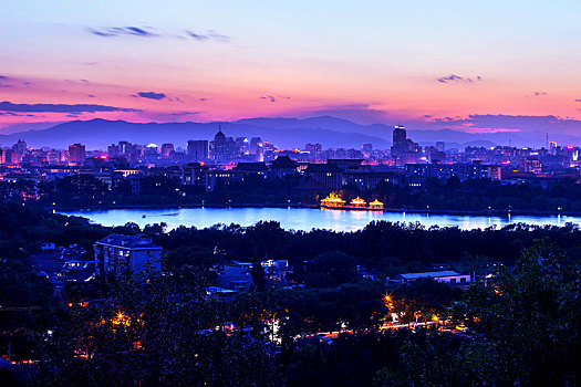 夜幕下的北海公园,五龙亭