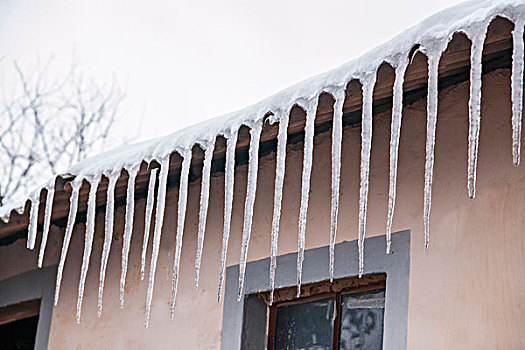 云南东川红土地雪后房檐下吊的冰柱