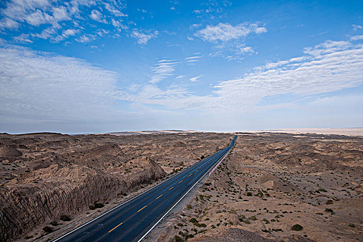 青海柴达木盆地316国道德令哈----茫崖段五百公里戈壁沙滩无人区公路