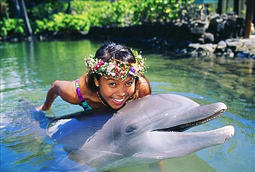夏威夷,女士,穿,花环,水中,宽吻海豚
