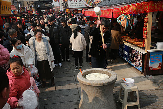 山东省日照市,春节旅游火爆开场,旅游小镇熙熙攘攘年味十足