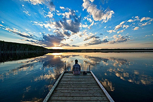 远足,坐,码头,平静,湖,日落,萨斯喀彻温,加拿大