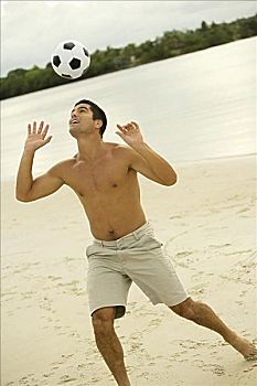 中年,男人,顶球,足球,海滩