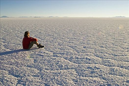 男人,坐,盐湖,乌尤尼,玻利维亚