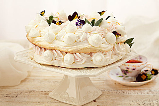 蛋白饼糕,食用花卉,白色,基座,盘子