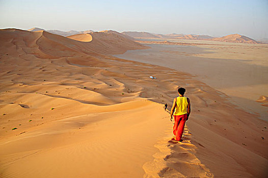 阿曼苏丹国,擦,沙漠,年轻,孤单,男人,走,边缘,高,沙丘