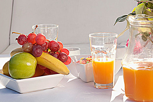 果盘,果汁杯,桌子