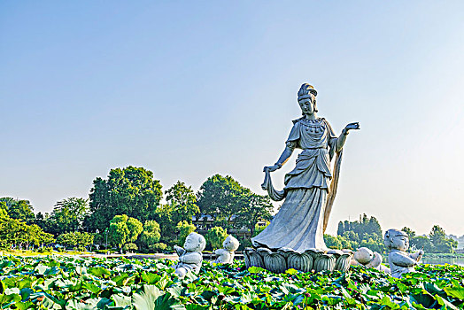 南京玄武湖公园莲花仙子雕像