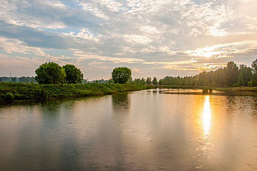 暖色光线环境中的河流和生态湿地