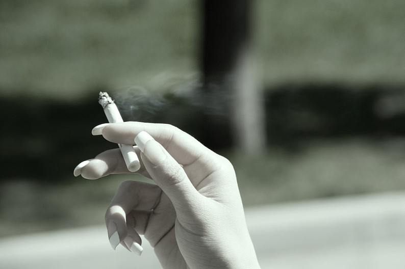吸烟_香烟_手_高清图片_全景视觉