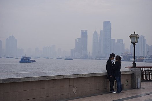 伴侣,站立,水岸,城市天际线,远景,上海,中国