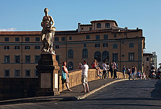 横跨于佛罗伦萨阿尔诺河,arno,之上的天主圣三一桥,pontesantatrinità,也称圣特里尼塔大桥,位于维琪奥桥,pontevecchio,的西边