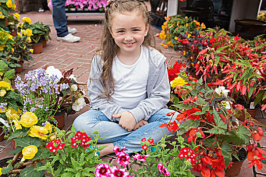 小女孩,坐,小路,围绕,花,花卉商店