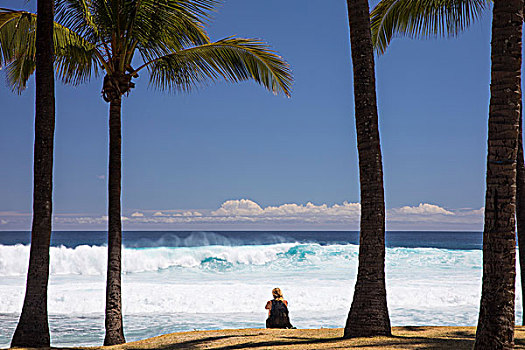 女性,游客,坐,海滩,向外看,印度洋,留尼汪岛
