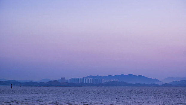 海对面远山如黛