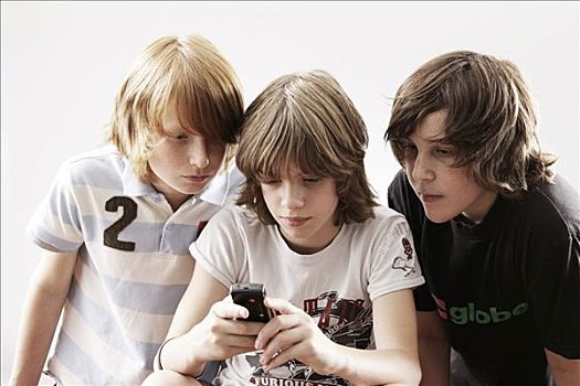 三个男孩,玩,手机