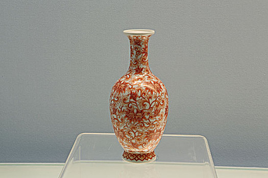 景德镇窑白釉红彩缠枝莲纹瓶,清朝,乾隆年