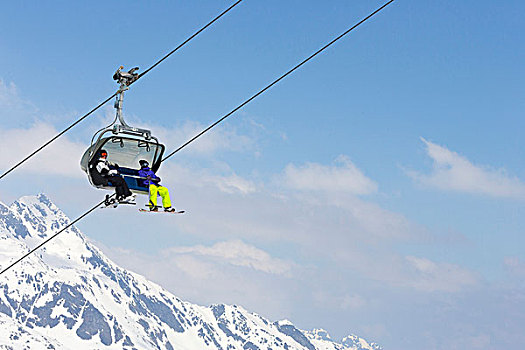 滑雪板玩家,骑,空中缆椅