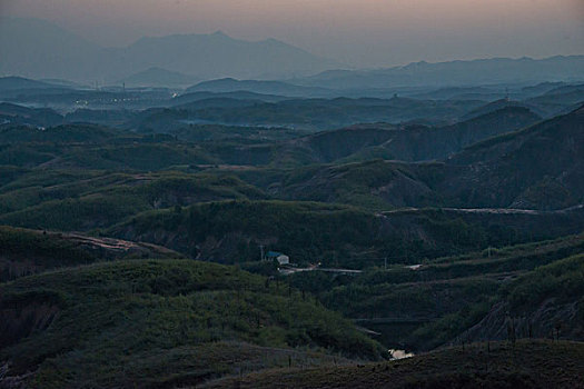 山,丹霞,群山,山脉,黄昏,红光,坡顶,驴友,旅行,地质公园,丹霞地貌,灌木,树,草,水潭,素材,平面设计