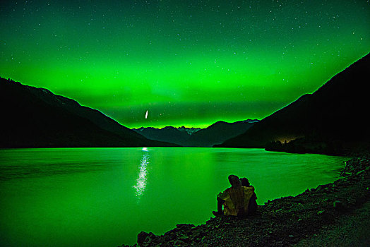 坐,夫妇,旁侧,湖,看,北极光,不列颠哥伦比亚省,加拿大