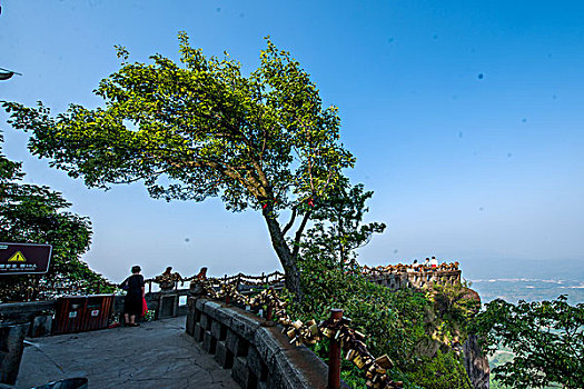 重庆綦江古剑山净音寺上寺阳桥与舍身崖