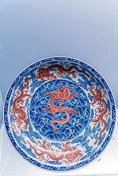 上海博物馆的清雍正景德镇窑青花红彩云龙纹盘