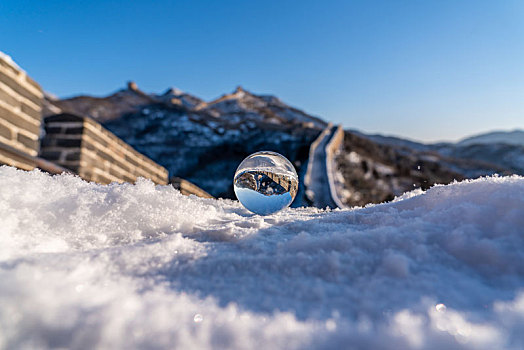 雪中的玻璃球