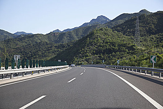 平坦干净的高速公路