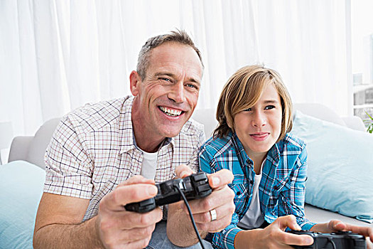 儿子,父亲,玩电玩,一起,沙发
