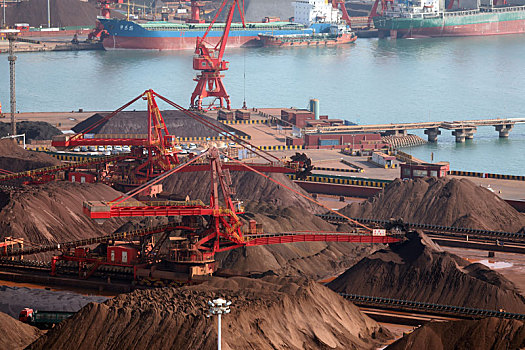 山东省日照市,港口运输生产繁忙有序,煤炭,矿石,集装箱整装待发