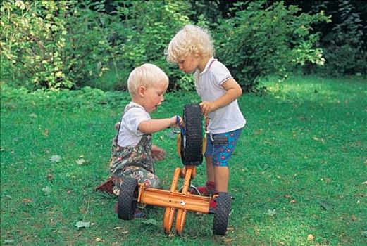孩子,小,男孩,玩,修理,三轮车,玩具,花园,夏天