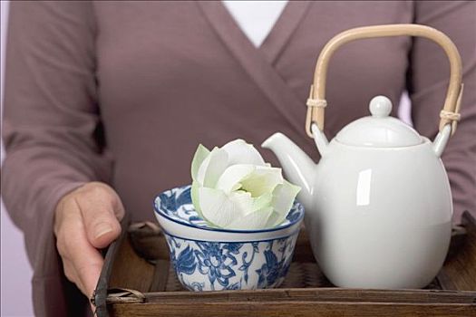 女人,拿着,托盘,茶具,茶壶,茶碗,花