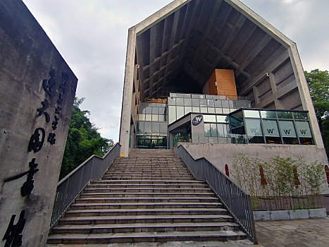 重庆沙坪坝,四川美术学院建筑雕塑及涂鸦墙,摆最文艺范儿的pose