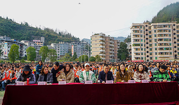 重庆酉阳,歌咏演唱纪念12·9学生爱国运动88周年