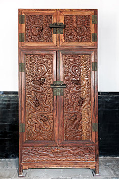 山西省平遥古城内的中国商会博物馆馆藏红木雕龙橱柜