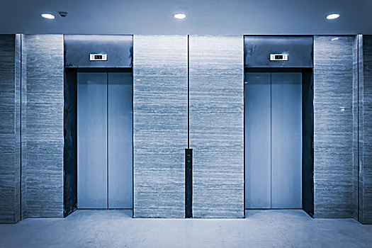 空现代电梯或升降机金属门,其与照明建设开放