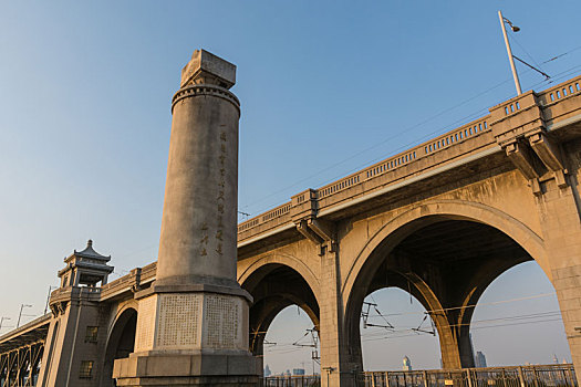 武汉长江大桥建成纪念碑