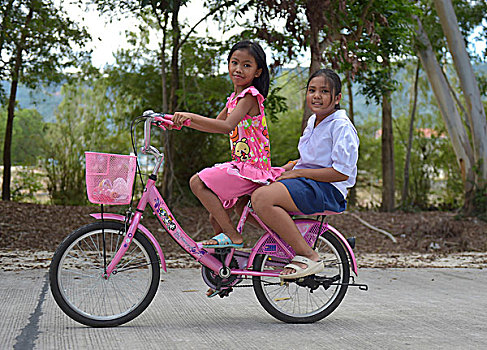 两个女孩,自行车,苏梅岛,泰国,亚洲