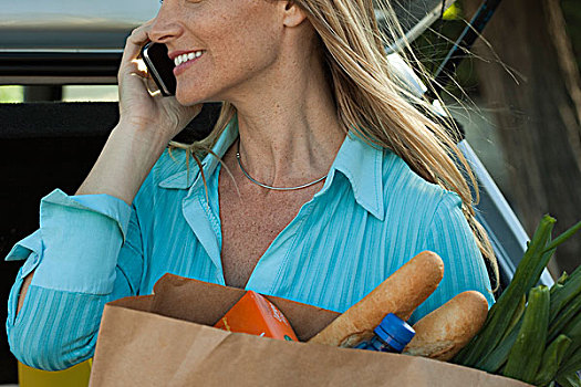 女人,手机,拿着,包,食品杂货