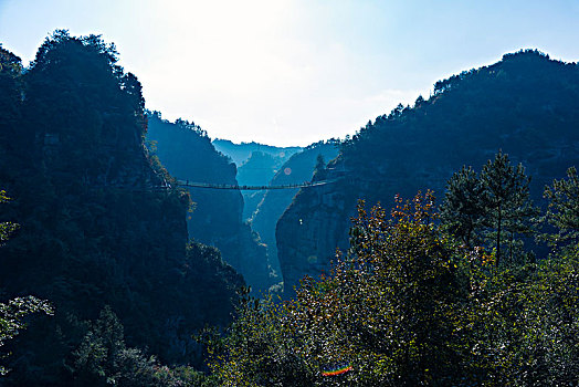 山崖上的吊桥