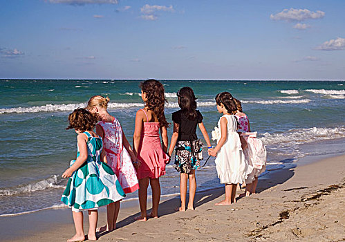 女孩,握手,面对,海洋,哈瓦那,古巴
