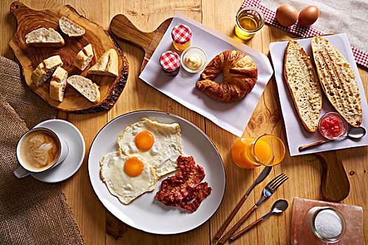 欧式早餐,牛角面包,蛋,熏肉,面包片,橙色