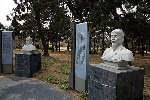 古代医学家雕塑庄重肃穆,成为健康公园里的独特景观