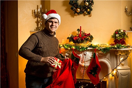 男人,拿着,红色,圣诞老人,包,礼物,壁炉