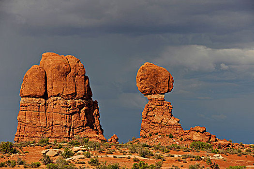 平衡石,岩石构造,傍晚,雷暴,云,拱门国家公园,犹他,美国西南,美国