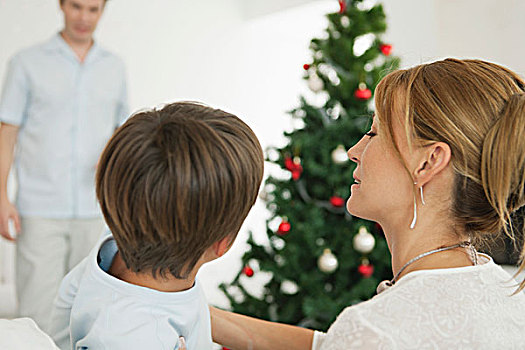 母亲,儿子,坐,正面,圣诞树,父亲,站立,背景